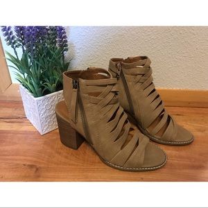 Universal Thread Women’s 8 Elda Open Toe Heels